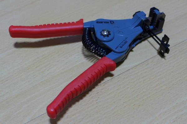 Cable peeling pliers with strip cut and peel