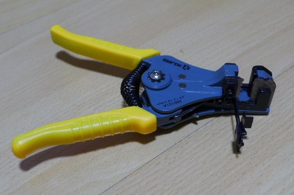 Cable peeling pliers with strip cut and peel