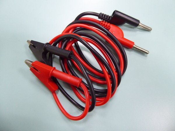 A pair of 1 meter red and black alligator clip to banana plug test lead cable 