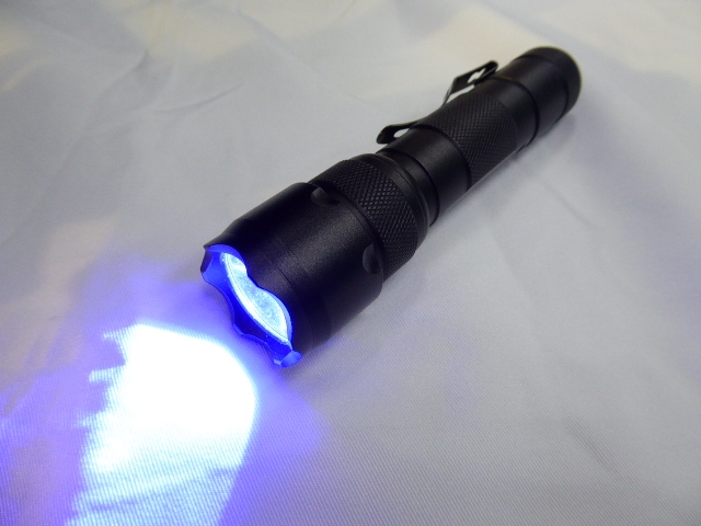 Lampe Torche UV 365nm Skysted C8 - Véritable UV Avec Filtre En Verre, étanche Et Portable